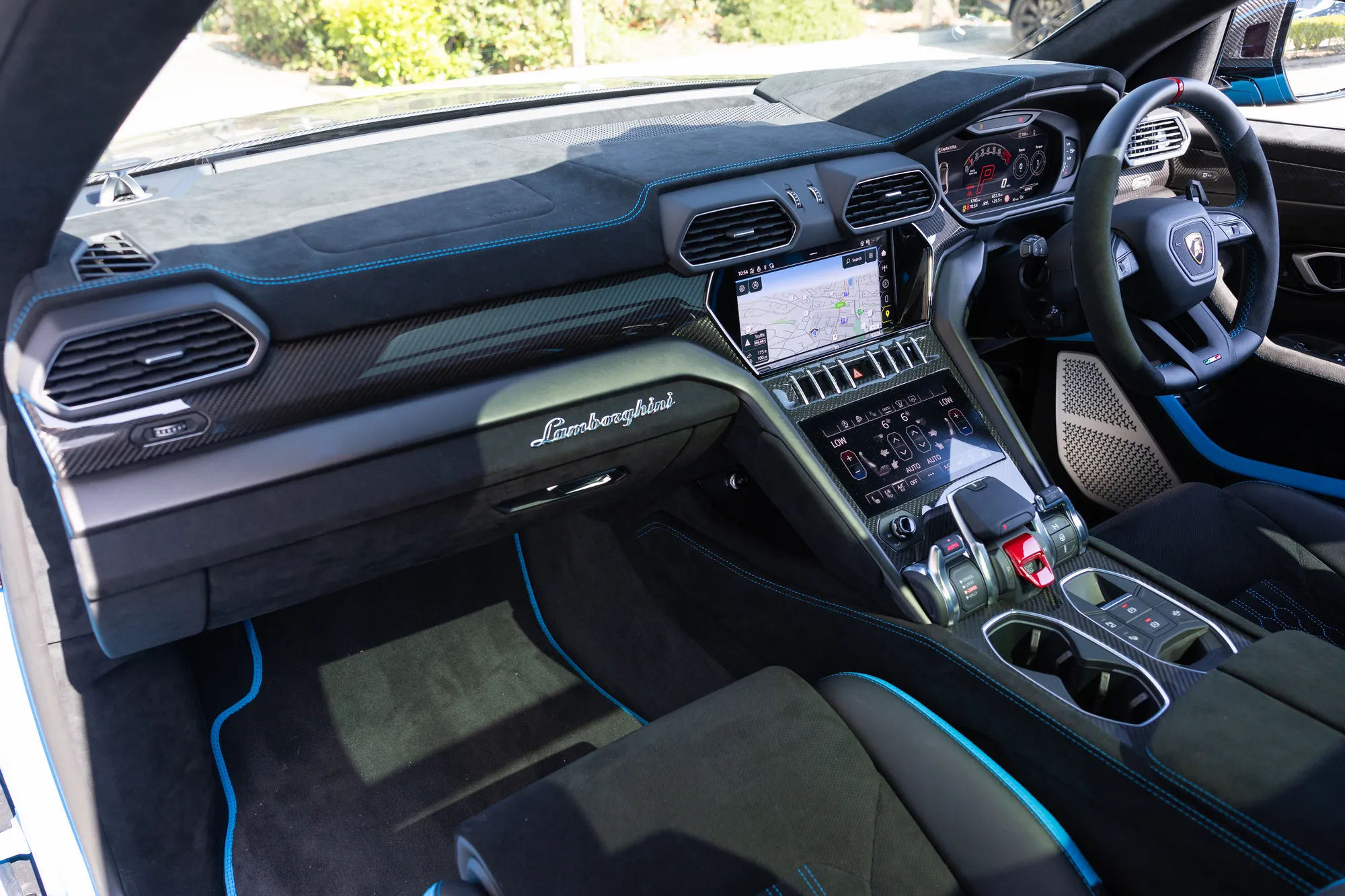 Your Swift, Clean Path to Lamborghini Urus Performante Hire