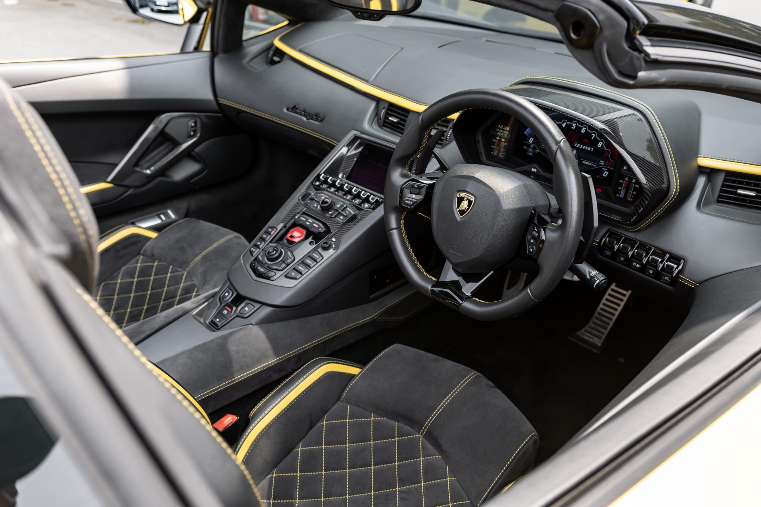 Clean Booking for a Simple Lamborghini Aventador S
