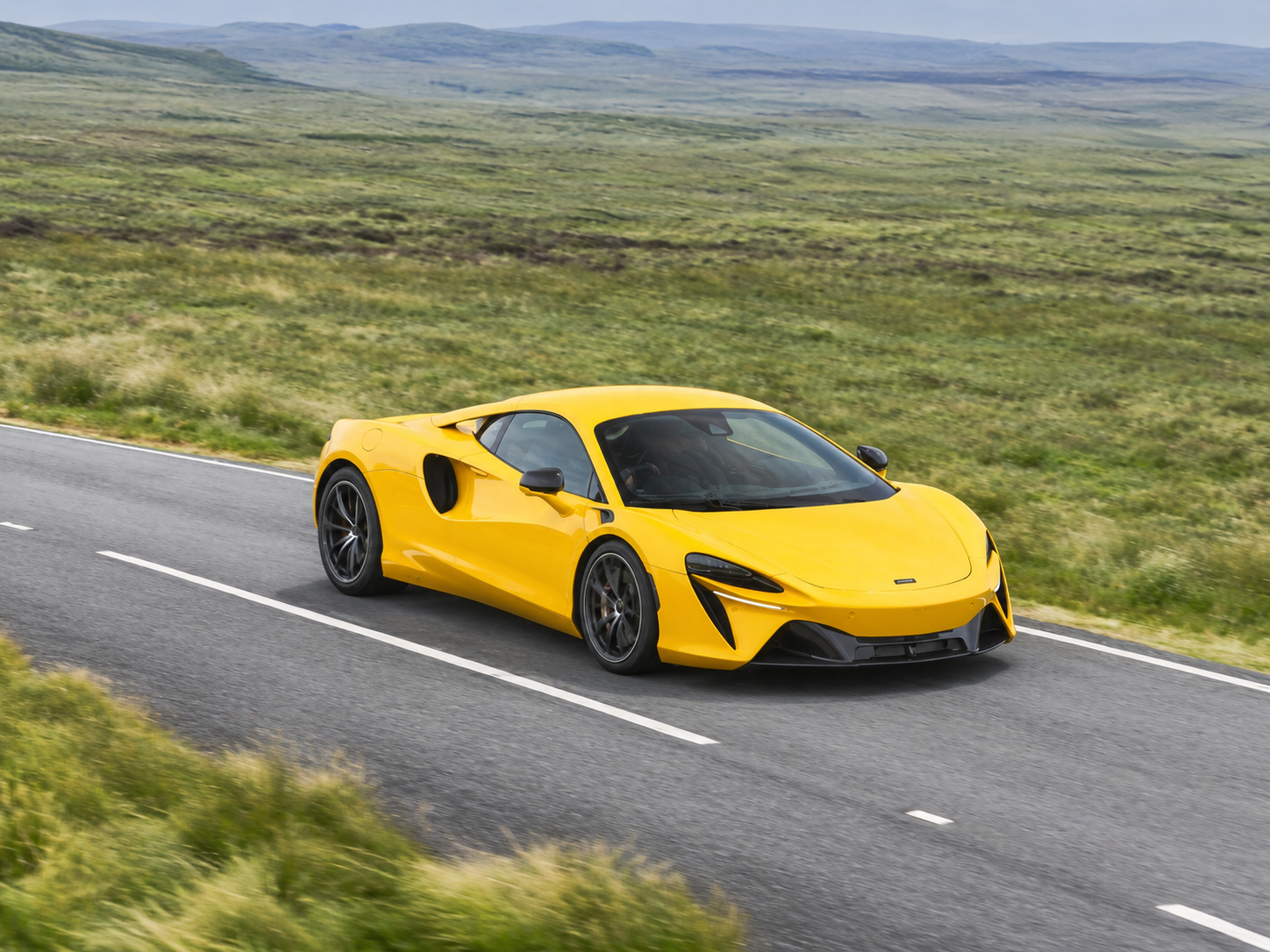 Why Book McLaren Artura Hire? A Fair Choice Awaits