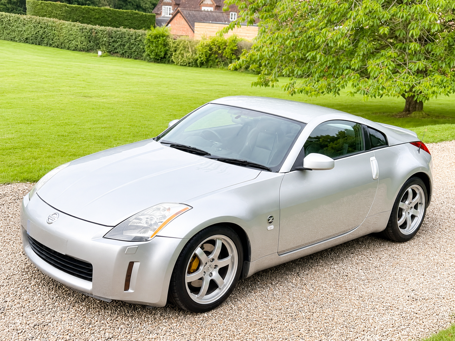 Why Book Nissan 350Z Hire? A Genuine Choice Awaits